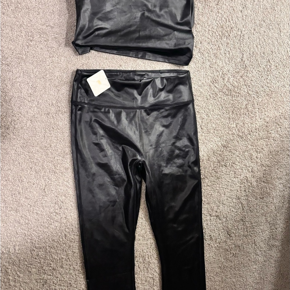 Fabletics 2-piece Anywhere Shine Built in bra and matching motion365 leggings